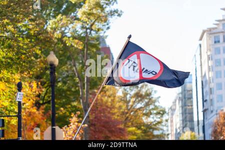 Washington DC, USA 11/06/2020: Demonstranten versammeln sich auf dem Black Lives Matter Plaza nahe dem Weißen Haus, um gegen Präsident Trump nach den Wahlen zu protestieren und zu feiern Stockfoto