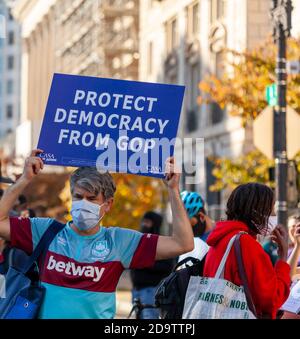 Washington DC, USA 11/06/2020: Menschenmassen versammelten sich in der Nähe von Protesten des Weißen Hauses Präsident Trumps Aktion, die Stimmenzählung nach US-Wahlen zu stoppen. Ein Mann zeigt ein Stockfoto