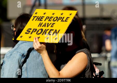 Anti-Trump-Demonstranten versammelten sich in der Nähe des Weißen Hauses in Washington DC und protestierten gegen die Bemühungen von Präsident Trump, die Stimmenzählung nach den US-Wahlen 2020 zu verhindern. A w Stockfoto