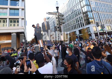 Washington, DC, USA. November 2020. Die Menschen feiern, wie Joe Biden am 7. November 2020 in Washington, DC, Wahlsieger und nächster Präsident der Vereinigten Staaten bekannt gegeben wird.Quelle: Mpi34/Media Punch/Alamy Live News Stockfoto