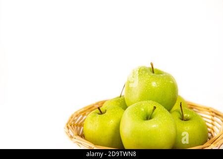 Äpfel in einem Obstkorb sind gut für eine gesunde Ernährung in einem weißen Hintergrund. Stockfoto
