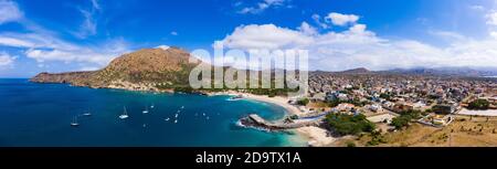 Panoramablick auf das Luftbild von Tarrafal auf der Insel Santiago in Kap Verde - Cabo Verde Stockfoto