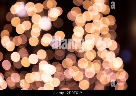 Ein Bild von einem bunten Bokeh Licht auf einem Fußgänger Straße auf einem Baum aus einer Lampe oder Auto geschmückt Leicht Stockfoto