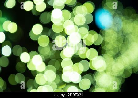 Ein Bild von einem bunten Bokeh Licht auf einem Fußgänger Straße auf einem Baum aus einer Lampe oder Auto geschmückt Leicht Stockfoto