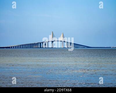 Die Bob Graham Sunshine Skyway Bridge über die Lower Tampa Bay verbindet St. Petersburg, Florida mit Terra Ceia Florida in den Vereinigten Staaten Stockfoto