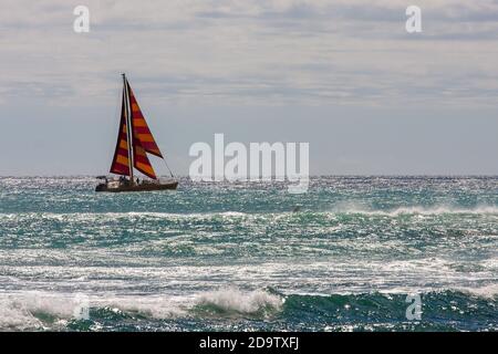 Segelboot vor der hawaiianischen Küste in Oahu, Hawaii Stockfoto