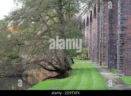 Kilver Court Gardens, historischer Garten am See unter dem stillvollen viktorianischen Charlton Viadukt, fotografiert im Herbst mit sich verfärbendem Laub. Stockfoto