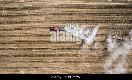 Traktor Pflügeplatz im Herbst, Luftaufnahme von Polen Stockfoto