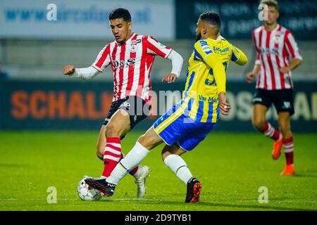 WAALWIJK, NIEDERLANDE - 7. NOVEMBER: Abdou Harroui von Sparta Rotterdam, Ahmed Touba von RKC Waalwijk während des niederländischen Eredivisie-Spiels zwischen RKC Waalwijk und Sparta Rotterdam am 7. november 2020 in Waalwijk, Niederlande (Foto: Jeroen Meuwsen/Orange Pictures) Stockfoto