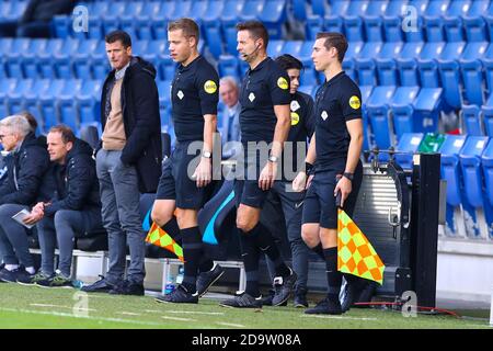 DOETINCHEM, NIEDERLANDE - NOVEMBER 07: Schiedsrichter-Assistent Joost van Zuilen, Schiedsrichter Pol van Boekel, Schiedsrichter-Assistent Michael Osseweijer während des niederländischen Keukenkampioendivisie-Spiels zwischen De Graafschap und FC Volendam am 7. november 2020 in De Vijverberg in Doetinchem, Niederlande (Foto von Marcel ter Bals/Orange Pictures) Stockfoto