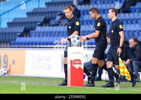 DOETINCHEM, NIEDERLANDE - NOVEMBER 07: Schiedsrichter-Assistent Joost van Zuilen, Schiedsrichter Pol van Boekel, Schiedsrichter-Assistent Michael Osseweijer während des niederländischen Keukenkampioendivisie-Spiels zwischen De Graafschap und FC Volendam am 7. november 2020 in De Vijverberg in Doetinchem, Niederlande (Foto von Marcel ter Bals/Orange Pictures) Stockfoto