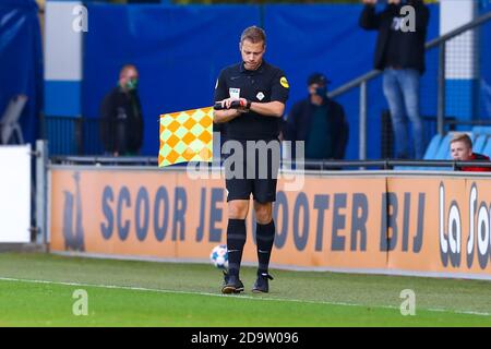 DOETINCHEM, NIEDERLANDE - NOVEMBER 07: Schiedsrichter-Assistent Joost van Zuilen während des niederländischen Keukenkampioendivisie-Spiels zwischen De Graafschap und FC Volendam am 7. november 2020 in De Vijverberg in Doetinchem, Niederlande (Foto: Marcel ter Bals/Orange Pictures) Stockfoto