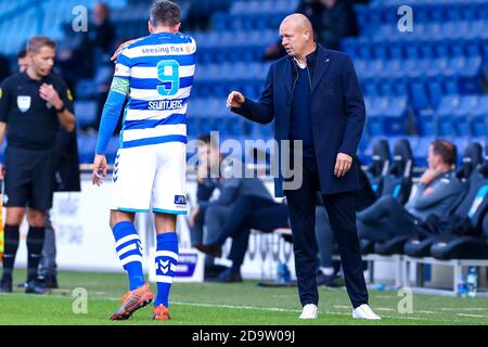 DOETINCHEM, NIEDERLANDE - NOVEMBER 07: Ralf Seuntjens von De Graafschap, Trainer Richard Roelofsen von De Graafschap beim niederländischen Keukenkampioendivisie-Spiel zwischen De Graafschap und FC Volendam am 7. november 2020 in De Vijverberg in Doetinchem, Niederlande (Foto: Marcel ter Bals/Orange Pictures) Stockfoto