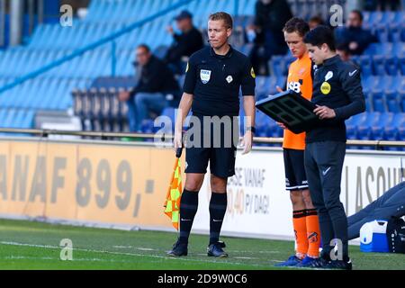 DOETINCHEM, NIEDERLANDE - NOVEMBER 07: Schiedsrichter-Assistent Joost van Zuilen während des niederländischen Keukenkampioendivisie-Spiels zwischen De Graafschap und FC Volendam am 7. november 2020 in De Vijverberg in Doetinchem, Niederlande (Foto: Marcel ter Bals/Orange Pictures) Stockfoto