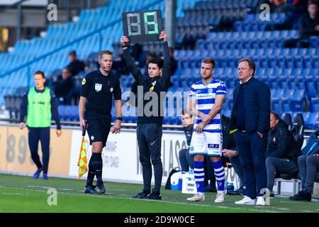 DOETINCHEM, NIEDERLANDE – NOVEMBER 07: Assistenzschiedsrichter Joost van Zuilen, vierter Offizieller Jonathan van Dongen, Joey Konings von De Graafschap, Trainer Mike Snoei von De Graafschap beim niederländischen Keukenkampioendivisie-Spiel zwischen De Graafschap und FC Volendam am 7. november 2020 in De Vijverberg in Doetinchem, Niederlande (Foto von Marcel ter Bals/Orange Pictures) Stockfoto