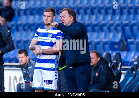 DOETINCHEM, NIEDERLANDE – NOVEMBER 07: Assistenzschiedsrichter Joost van Zuilen, vierter Offizieller Jonathan van Dongen, Joey Konings von De Graafschap, Trainer Mike Snoei von De Graafschap beim niederländischen Keukenkampioendivisie-Spiel zwischen De Graafschap und FC Volendam am 7. november 2020 in De Vijverberg in Doetinchem, Niederlande (Foto von Marcel ter Bals/Orange Pictures) Stockfoto