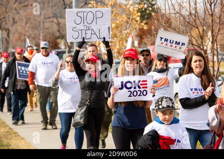 Helena, Montana / 7. Nov 2020: Pro Trump Anhänger bei Stop the Steal Rallye mit Schildern gegen die Medien, die Joe Biden Präsidenten wegen Wahl erklären Stockfoto