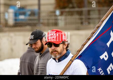 Helena, Montana / 7. Nov 2020: Pro-Trump-Unterstützer protestieren bei der "STOP the Steal"-Kundgebung im Capitol Wearing Make America Great Again Red hat Agains Stockfoto