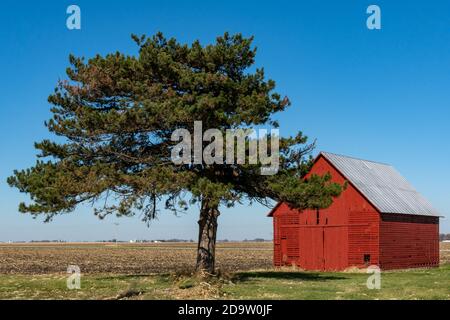 Alte Scheune im offenen Feld mit blauem Himmel im Hintergrund. LaSalle County, Illinois, USA Stockfoto