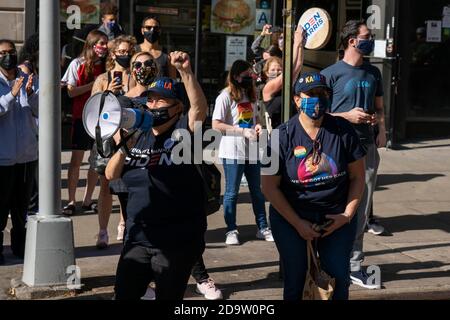 New York, USA. November 2020. Die New Yorker feierten auf der Straße, als sie hörten, dass Joe Biden die Präsidentschaftswahl 2020 gewinnen sollte, nachdem die Abstimmung in Pennsylvania kurz vor dem Abschluss stand. New York, NY, 7. November 2020. (Foto: Jonas Gustavsson/Sipa USA) Quelle: SIPA USA/Alamy Live News Stockfoto