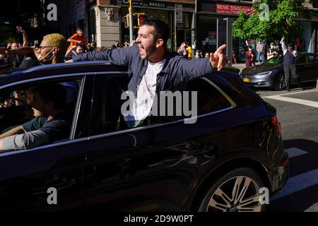 New York, USA. November 2020. Die New Yorker feierten auf der Straße, als sie hörten, dass Joe Biden die Präsidentschaftswahl 2020 gewinnen sollte, nachdem die Abstimmung in Pennsylvania kurz vor dem Abschluss stand. New York, NY, 7. November 2020. (Foto: Jonas Gustavsson/Sipa USA) Quelle: SIPA USA/Alamy Live News Stockfoto