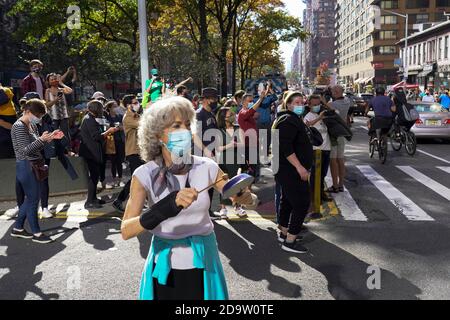 New York, USA. November 2020. Die New Yorker feierten auf der Straße, als sie hörten, dass Joe Biden die Präsidentschaftswahl 2020 gewinnen sollte, nachdem die Abstimmung in Pennsylvania kurz vor dem Abschluss stand. New York, NY, 7. November 2020. (Foto: Jonas Gustavsson/Sipa USA) Quelle: SIPA USA/Alamy Live News Stockfoto