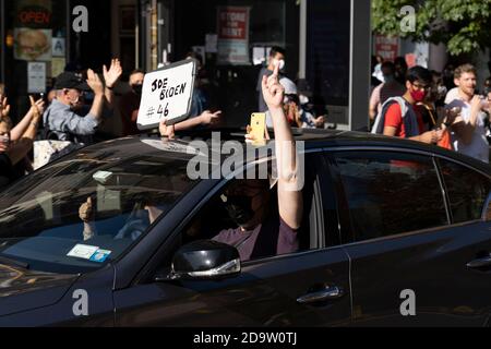 New York, USA. November 2020. Die New Yorker feierten auf der Straße, als sie hörten, dass Joe Biden die Präsidentschaftswahl 2020 gewinnen sollte, nachdem die Abstimmung in Pennsylvania kurz vor dem Abschluss stand. New York, NY, 7. November 2020. (Foto: Jonas Gustavsson/Sipa USA) Quelle: SIPA USA/Alamy Live News Stockfoto