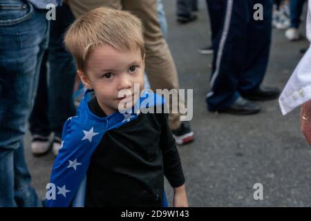 NEW YORK, NY – 7. November 2020: George, 2 Jahre alt, feiert Wahlergebnisse für den ehemaligen Vizepräsidenten Joe Biden. Stockfoto