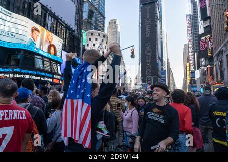 NEW YORK, NY – 7. November 2020: George, 2 Jahre alt, feiert Wahlergebnisse für den ehemaligen Vizepräsidenten Joe Biden. Stockfoto