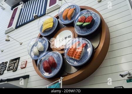 Riesiges Schild mit Sushi-Werbeangeboten an der Außenseite eines Sushi-Restaurants in Shinsekai, Osaka, Japan Stockfoto