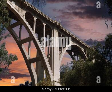 Historische Colorado Boulevard Brücke in Pasadena Kalifornien mit Sonnenuntergang Himmel. Stockfoto