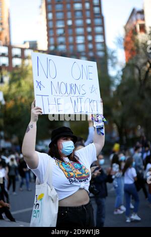 New York City, New York, USA. November 2020. US-Präsidentschaftswahl. Menschen feiern auf dem Union Square in New York City nach der Wahl von Vizepräsident Joseph Biden zum 46. Präsidenten der Vereinigten Staaten. Biden gewann den Bundesstaat Pennsylvania, um seine Wahlsumme über die Wahlschwelle des Wahlkollegs 270 zu bringen, um den Vorsitz zu übernehmen. Quelle: Adam Stoltman/Alamy Live News Stockfoto