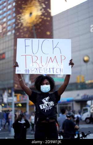 New York City, New York, USA. November 2020. US-Präsidentschaftswahl. Menschen feiern auf dem Union Square in New York City nach der Wahl von Vizepräsident Joseph Biden zum 46. Präsidenten der Vereinigten Staaten. Biden gewann den Bundesstaat Pennsylvania, um seine Wahlsumme über die Wahlschwelle des Wahlkollegs 270 zu bringen, um den Vorsitz zu übernehmen. Quelle: Adam Stoltman/Alamy Live News Stockfoto