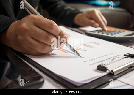 Geschäftsleute, die Berichte prüfen, Finanzdokumente zur Analyse von Finanzinformationen, Arbeitskonzept. Stockfoto