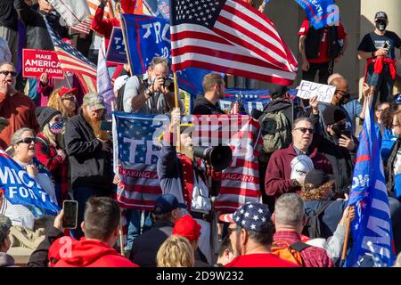 Lansing, Michigan USA - 7. November 2020 - die Unterstützer von Präsident Trump versammelten sich in der Hauptstadt des Staates Michigan und bezichdeten, dass die Präsidentschaftswahl 2020 gestohlen wurde. Kredit: Jim West/Alamy Live Nachrichten Stockfoto