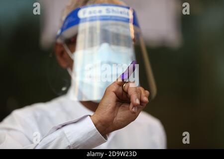 Yangon, Myanmar. November 2020. Ein Wähler zeigt seinen Finger nach der Stimmabgabe in einem Wahllokal in Yangon, Myanmar, am 8. November 2020. Myanmar startete am Sonntag seine Mehrparteiengeneralwahlen, als über 37 Millionen Wahlberechtigte im ganzen Land an die Wahlen gingen. Kredit: U Aung/Xinhua/Alamy Live Nachrichten Gutschrift: Xinhua/Alamy Live Nachrichten Stockfoto