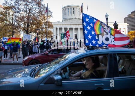 Biden Anhänger versammeln sich vor dem Ohio State House, um zu feiern, nachdem sein Sieg als 46. Präsident der Vereinigten Staaten angekündigt wurde. Stockfoto