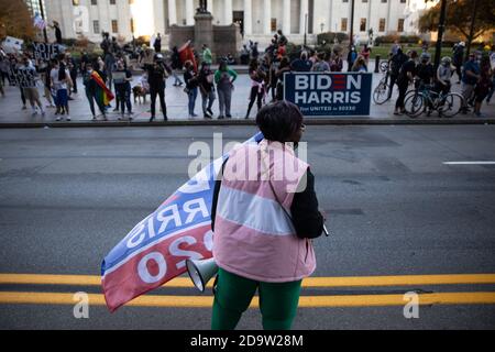 Biden Anhänger versammeln sich vor dem Ohio State House, um zu feiern, nachdem sein Sieg als 46. Präsident der Vereinigten Staaten angekündigt wurde. Stockfoto