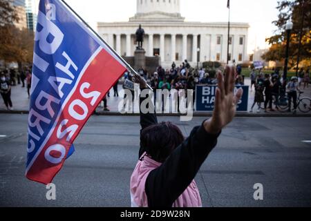 Biden Anhänger versammeln sich vor dem Ohio State House, um zu feiern, nachdem sein Sieg als 46. Präsident der Vereinigten Staaten angekündigt wurde. Stockfoto