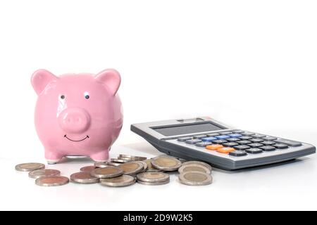 Rosa Sparschwein einschließlich Geld und Rechner auf weißem Hintergrund, Finanzen und Geld sparen Konzept. Stockfoto