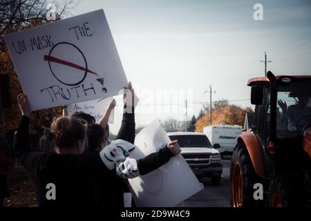 Aylmer, Kanada – 7. November 2020. Ignorieren von Provinznotstandsbestellungen und lokalen Beamten der öffentlichen Gesundheit, die davor warnen, den Protest abzuhalten. Stockfoto