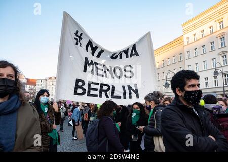 Berlin, Deutschland. November 2020. Protest gegen die polnische Regierung und Verbot der Abtreibung. (Foto: Beata Siewicz/Pacific Press) Quelle: Pacific Press Media Production Corp./Alamy Live News Stockfoto