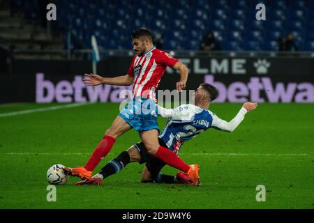 Cornella, Spanien. November 2020. Adrian Embarba (R) von Espanyol spielt mit Roberto Canella von Lugo während eines spanischen Fußballspiels der zweiten Liga zwischen RCD Espanyol und CD Lugo in Cornella, Spanien, 7. November 2020. Quelle: Joan Gosa/Xinhua/Alamy Live News Stockfoto