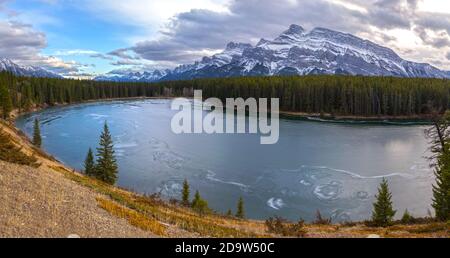 Der Johnson Lake Rundle Mountain Peaks Range Banff National Park Ist Mit Gefrorenem Eis Bedeckt. Malerische Springtime Alberta Foothills, Wandern Sie In Den Kanadischen Rocky Mountains Stockfoto