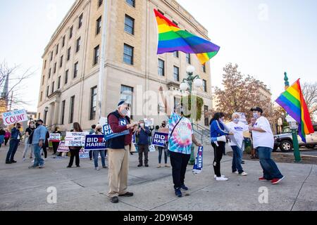Lewisburg, Usa. November 2020. Menschen versammelten sich in der Nähe des Postamtes in Lewisburg, Pennsylvania, um die Wahl von Joe Biden zum Präsidenten der Vereinigten Staaten zu feiern. (Foto von Paul Weaver/Pacific Press) Quelle: Pacific Press Media Production Corp./Alamy Live News Stockfoto