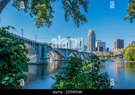 St Anthony Main in Minneapolis, Minnesota mit Blick auf die Third Avenue Bridge. Stockfoto