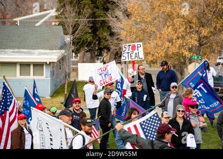Helena, Montana / 7. Nov 2020: Trump-Anhänger protestieren bei Stop the Steal Rally gegen Joe Biden, der zum designierten Präsidenten erklärt wird, gegen den Betrug Stockfoto