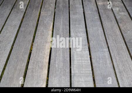 Holzboden, der alt und verwittert als Hintergrund ist Stockfoto