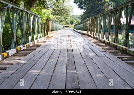 Alte Holzbrücke mit verwaist vorwärts Ziel Vordergrund