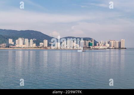Sonnenaufgang Blick auf Penang Island von der Straße von Malacca Stockfoto